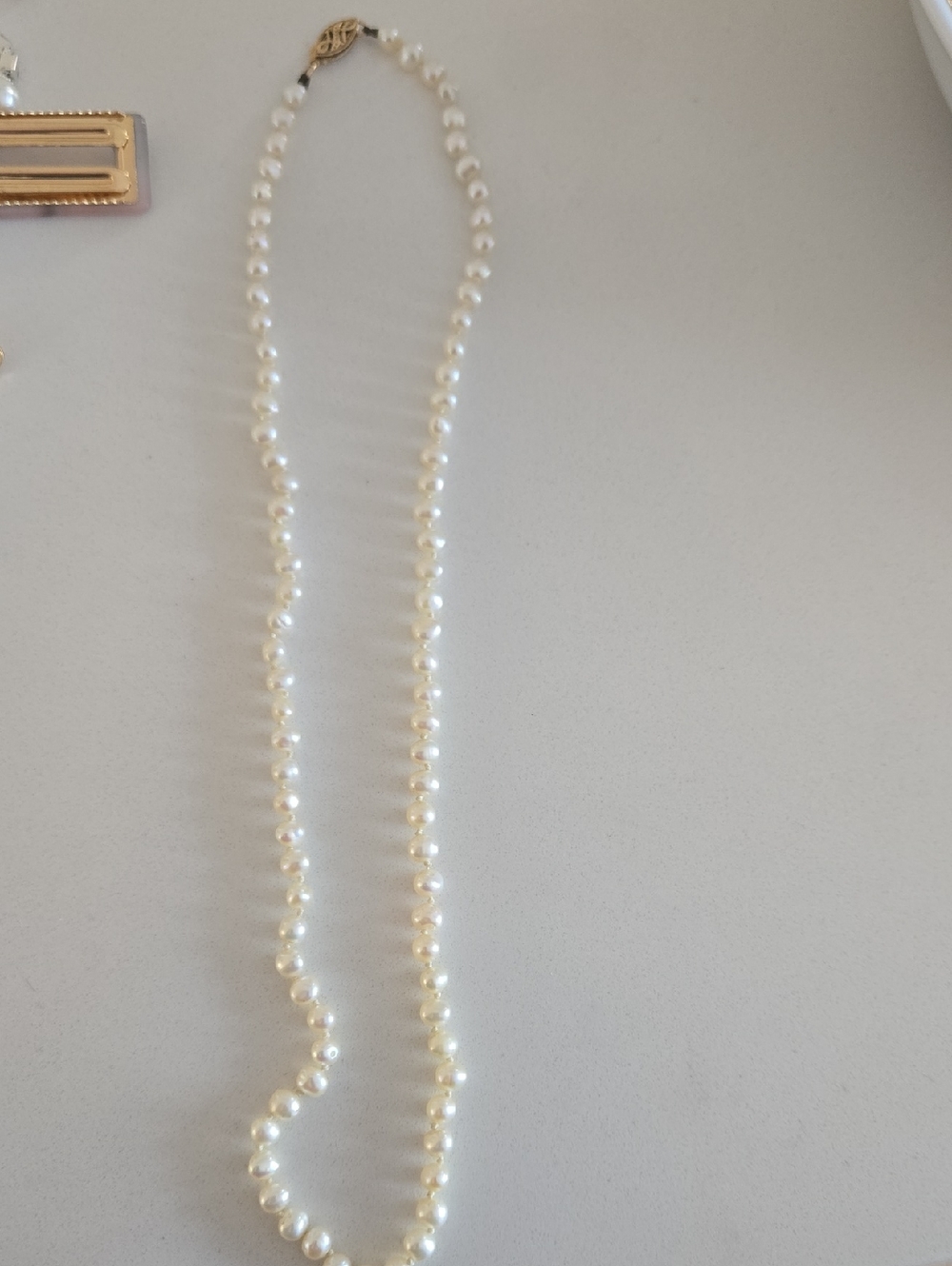 10. Pearl necklace smaller pearls